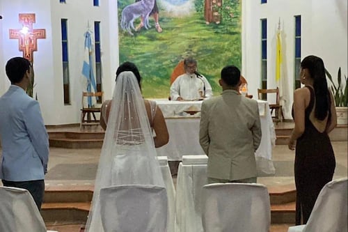 Sacerdote casó a una pareja trans en Argentina y esto le pidieron ahora sus superiores