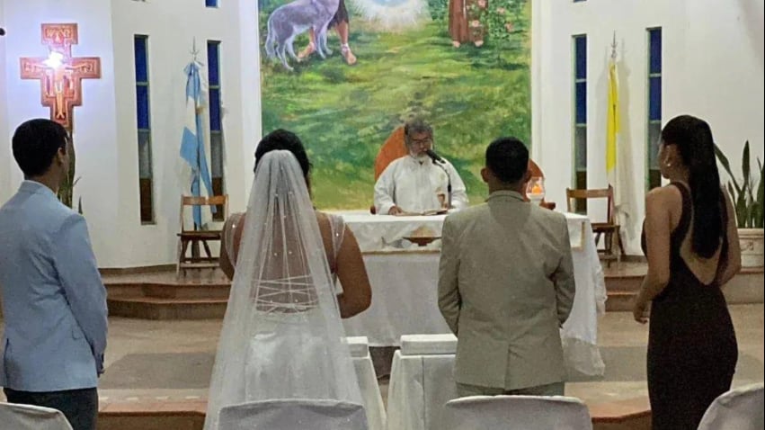 Sacerdote casó a una pareja trans en Argentina y esto le pidieron ahora sus superiores