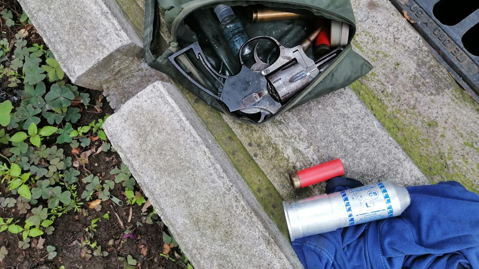 Arma de fuego y balas fue abandona en exteriores de Unidad Educativa, en el centro de Quito.