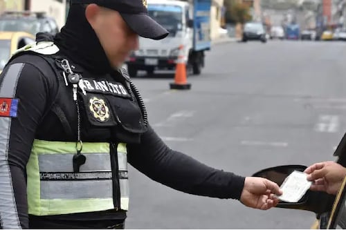 Agente de tránsito pidió USD 200 para evitar sanción y terminó en prisión preventiva
