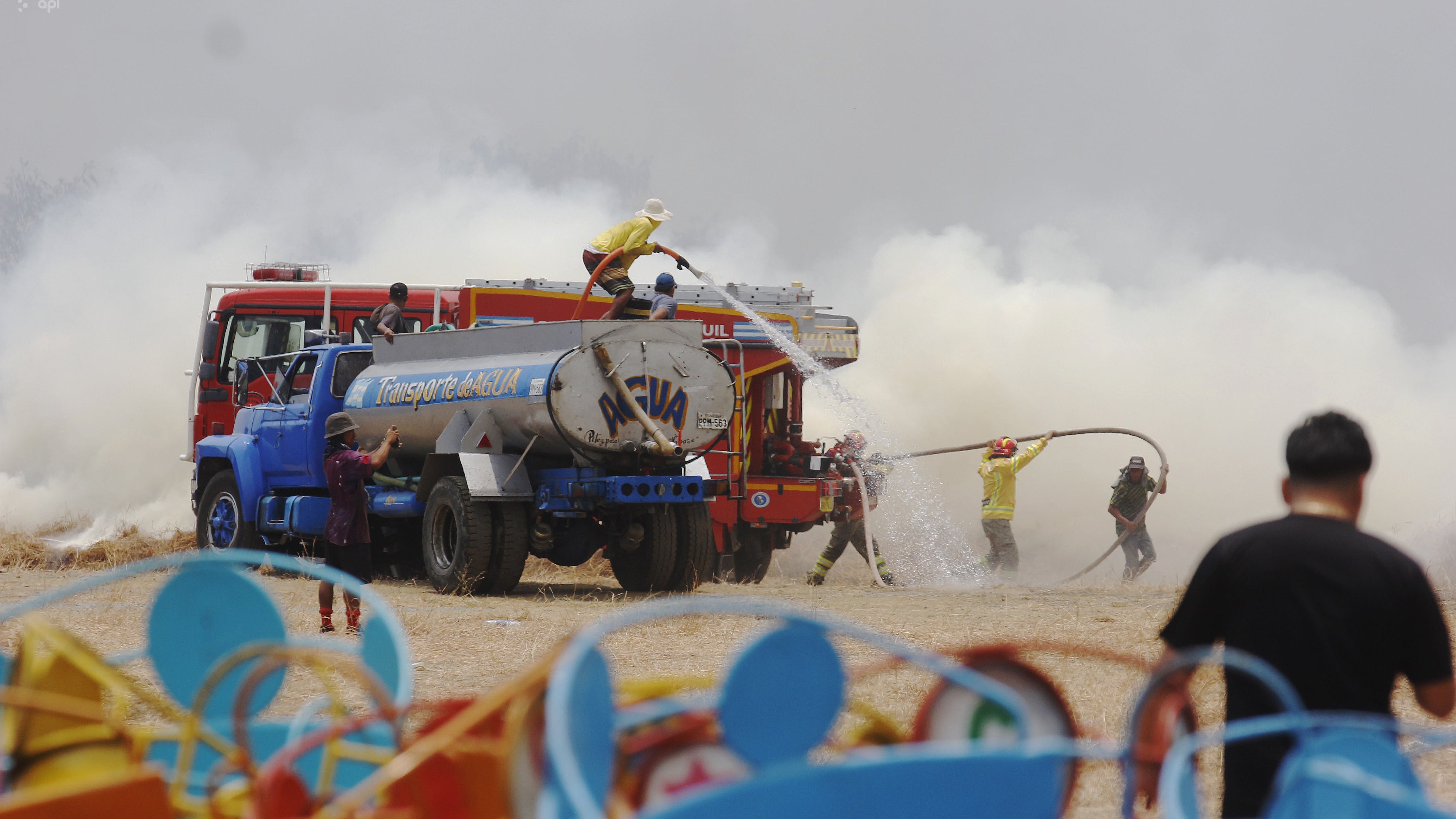 Un fuerte incendio afecto varios carros en los patios de inmobiliar ubicado en el Parque Samanes