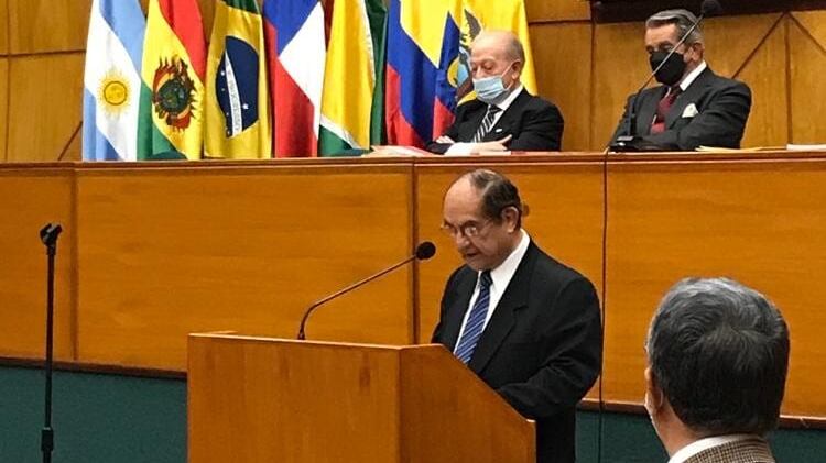 Economista Luis Luna presentó su libro “Amores de estudiantes, apasionados y cambiantes”