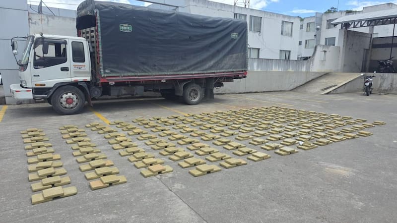 Policía incauta 131 bloques de cocaína y 400 envolturas de marihuana en Carchi e Imbabura