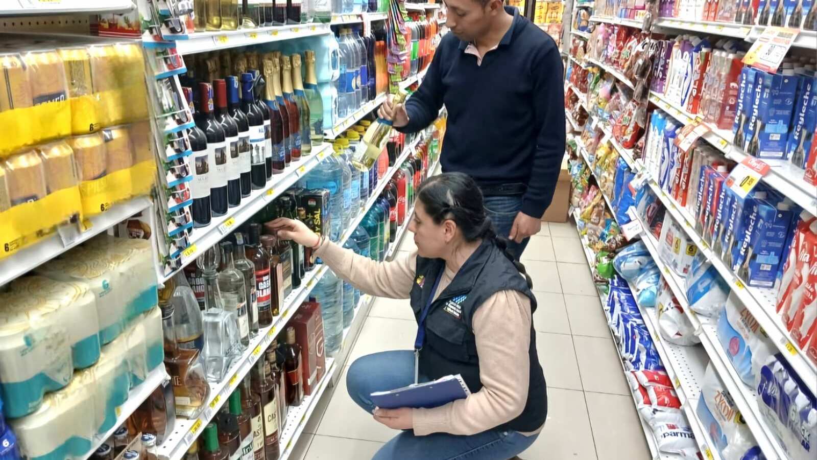 Arcsa detectó metanol en lote de licor de coco que se vende en Ecuador