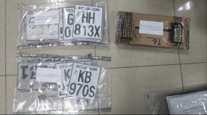 Detienen a funcionario de la ATM de Guayaquil con armas, placas y documentos falsos