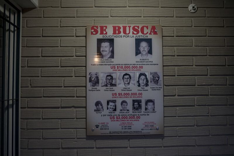 Un cartel de 'Se busca' se exhibe en la Casa Museo Pablo Escobar en Medellín.