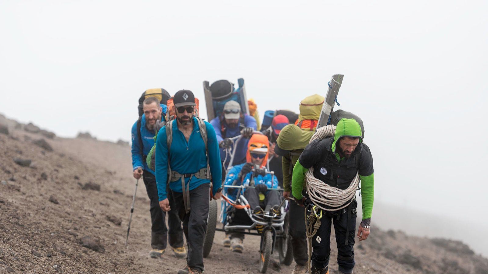 Sebastián el 'Zuko' Carrasco en uno de sus ascensos junto a sus compañeros de viaje.
