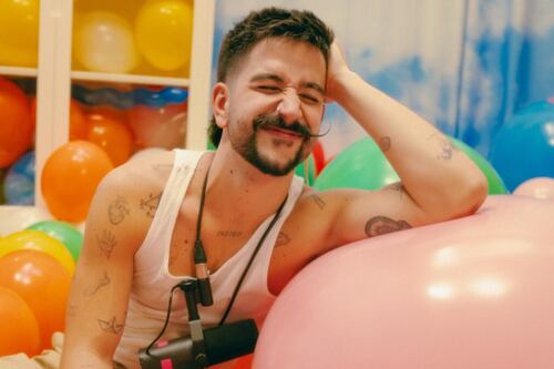 “Comprendemos a Evaluna ahora”: Camilo genera entusiasmo como nunca antes al presentarse sin camiseta