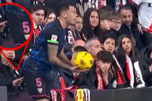 ¡Increíble! La reacción del jugador del Sevilla después de que un aficionado le haya ‘tocado la cola’