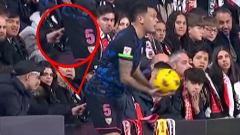 Lucas Ocampos siendo acosado por hinchas del Almería.