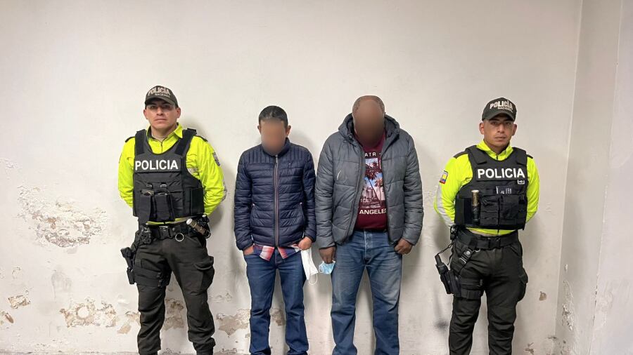 Capturan a dos hombres con amplio historial delictivo por robo de accesorios en gasolinera de Quito