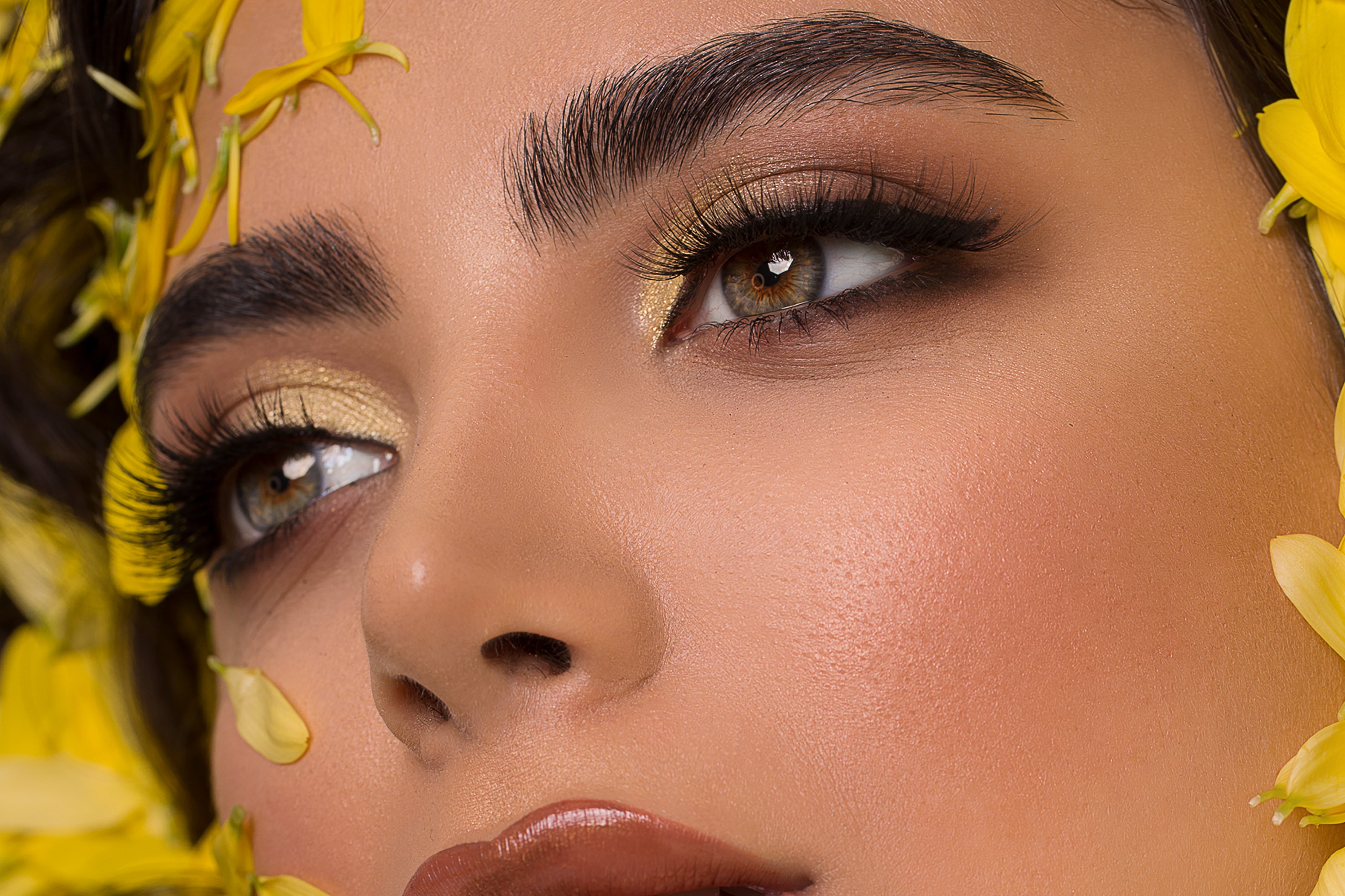 Aunque suelen asociarse con la belleza y la expresión facial, las cejas y las pestañas cumplen funciones para proteger los ojos, filtrar partículas e incluso reforzar la comunicación humana. Foto: Magnific.