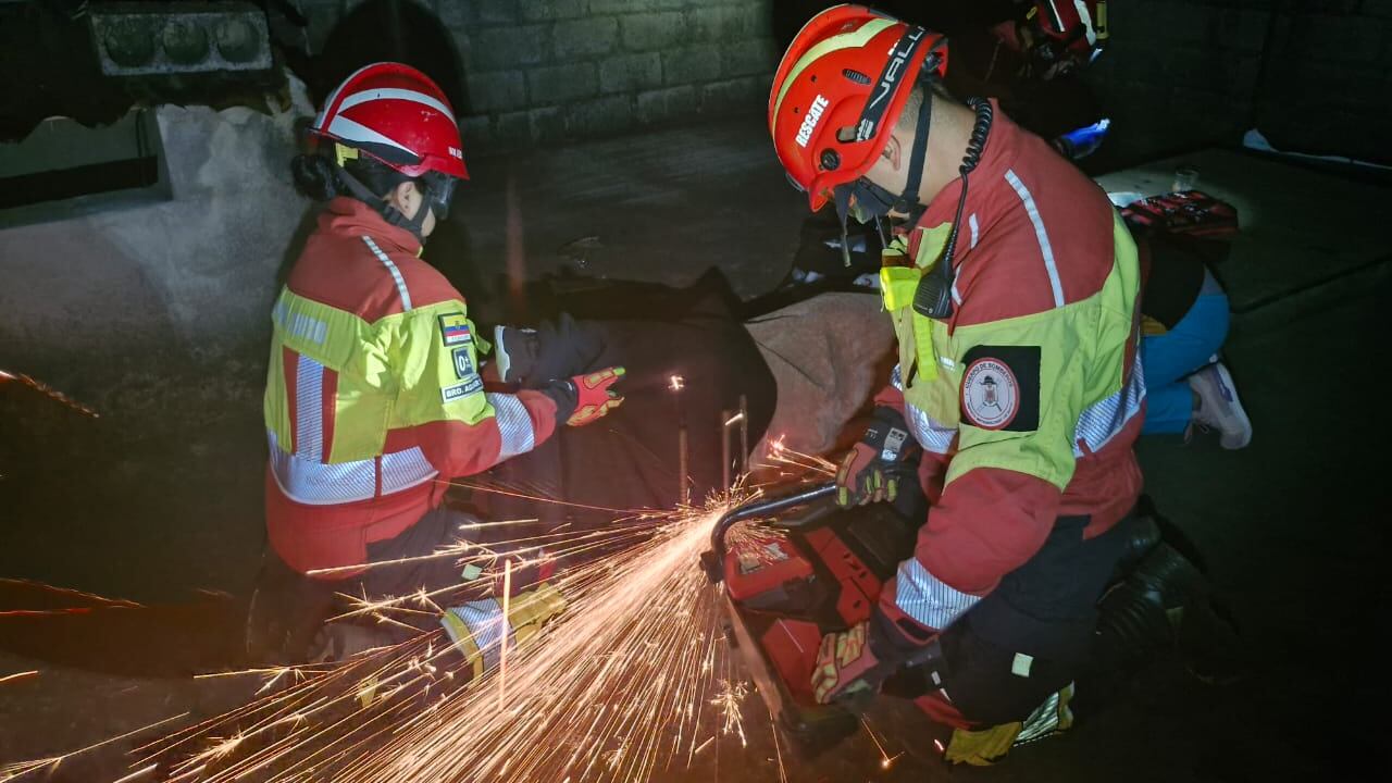 Mujer de la tercera edad cae sobre varillas metálicas y sufre incrustación en su pierna en Quito