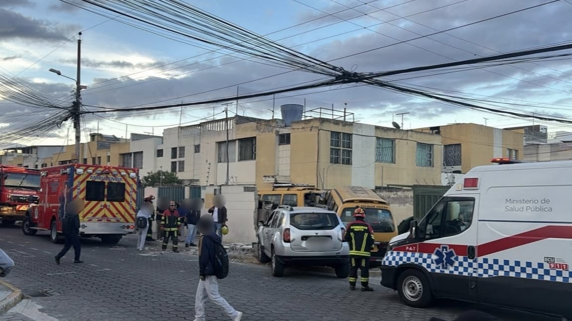 Furgoneta escolar y auto se estrellan contra una vivienda en Calderón