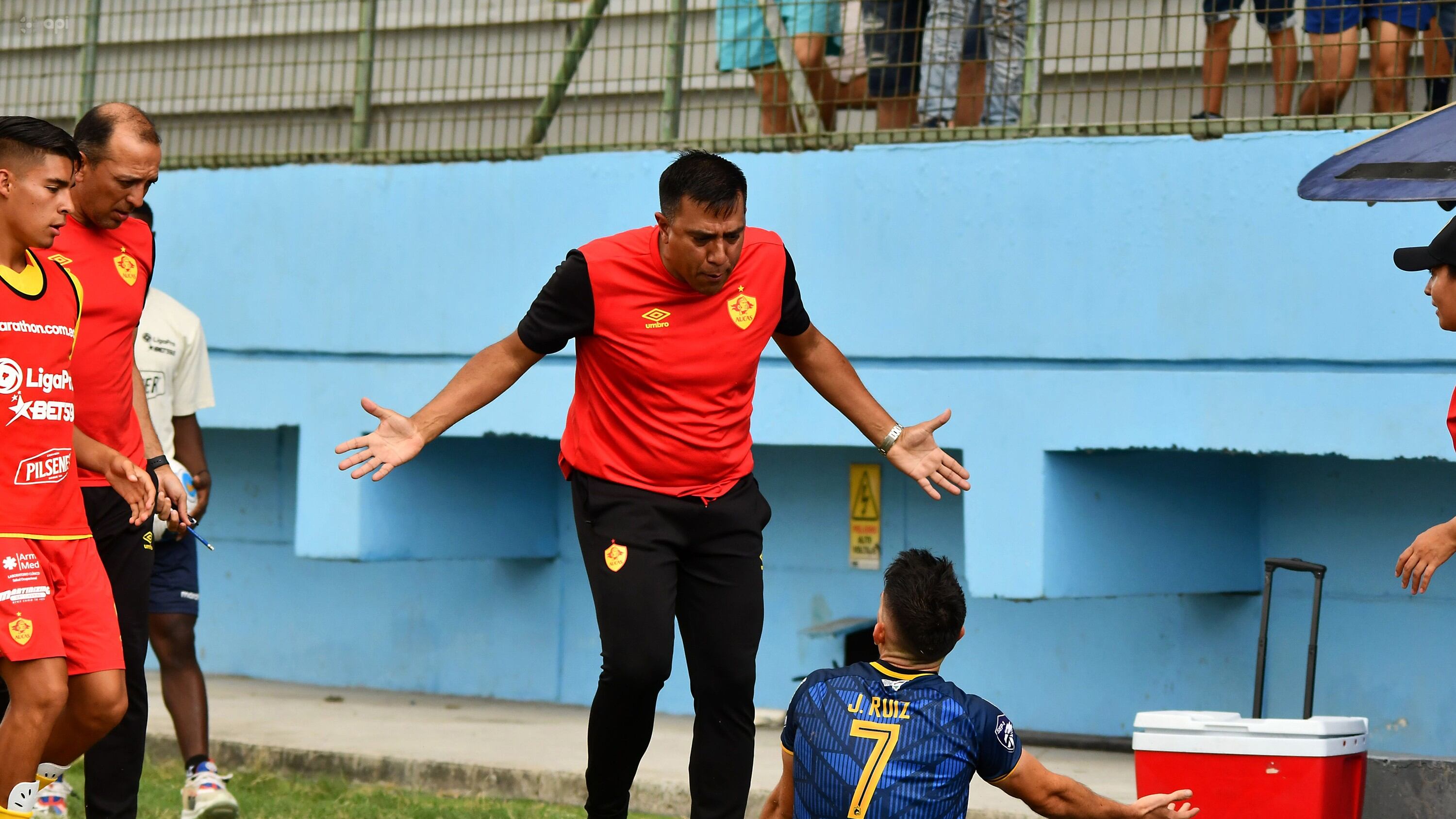 César Farías golpeó a dos jugadores del Delfín