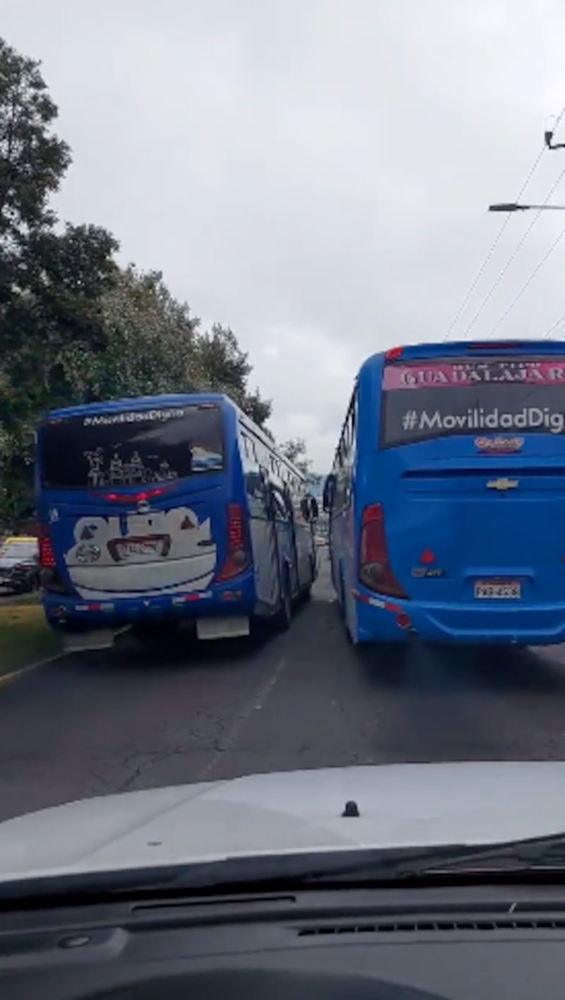 Carrera de buses al norte de Quito