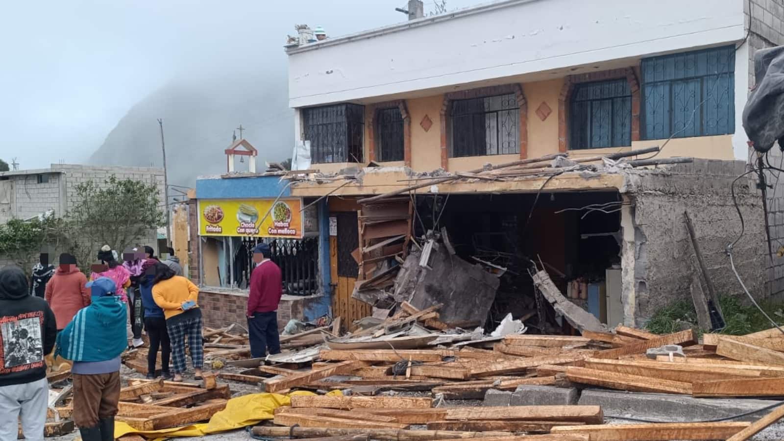 Volcamiento de un camión con madera deja un fallecido en la vía Pifo-Papallacta