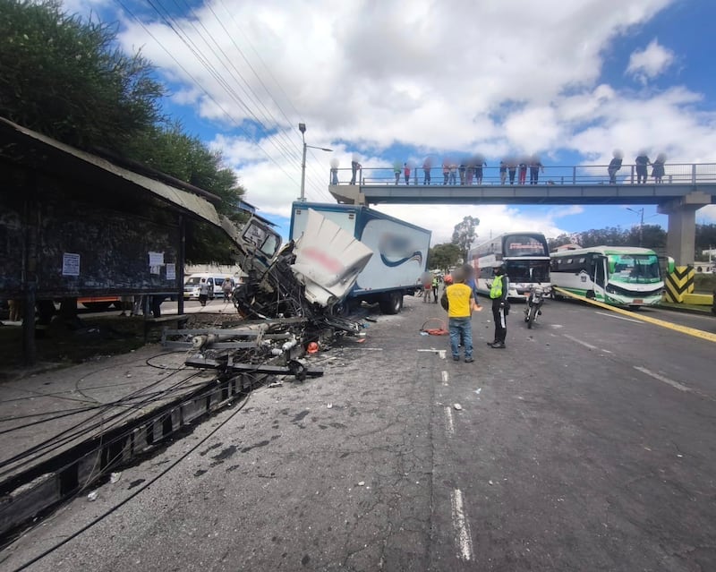 Dos personas resultaron heridas tras el choche de un camión contra una parada de buses en la Av. Simón Bolívar - Fuente: Bomberos Quito