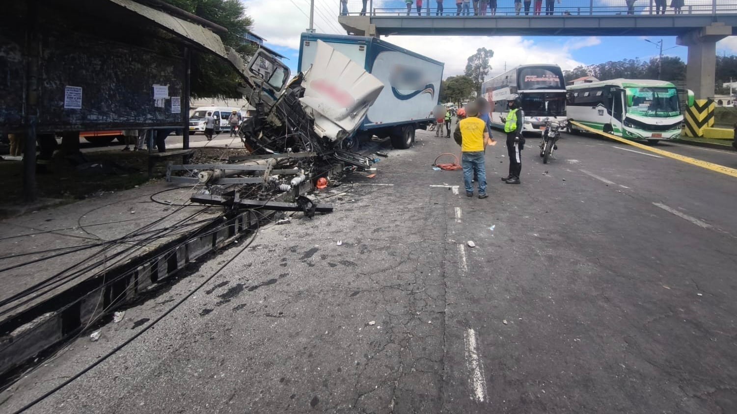 Dos personas resultaron heridas tras el choche de un camión contra una parada de buses en la Av. Simón Bolívar - Fuente: Bomberos Quito