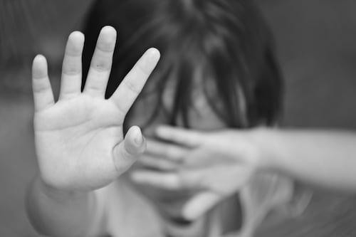 Investigan presunto abuso sexual a menor dentro de escuela en Cuenca