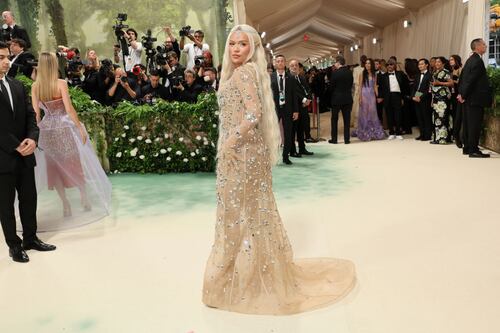 “Gala-driel”: en Colombia no bajan look de Karol G para la Met Gala 2024 de ‘barato’