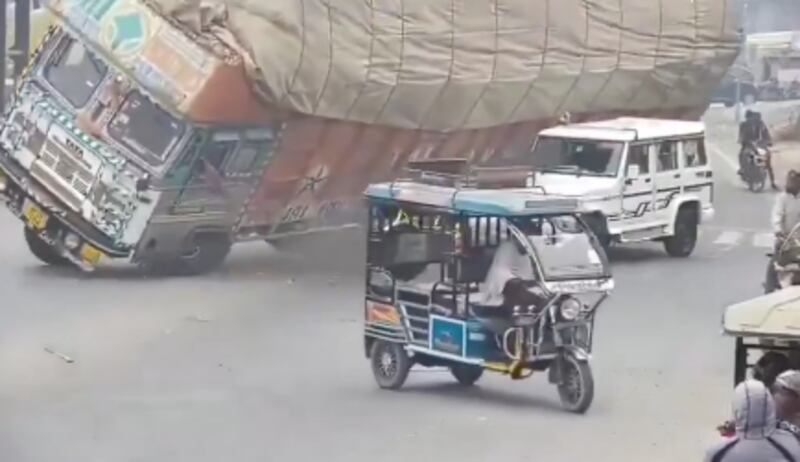 Accidente en India: camión volcado mata a conductor de camioneta.