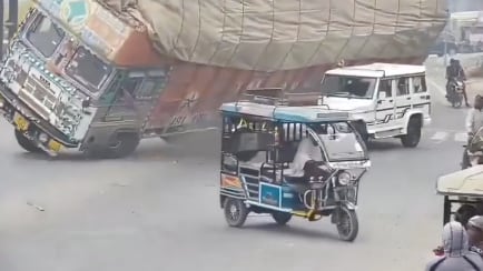 Accidente en India: camión volcado mata a conductor de camioneta.