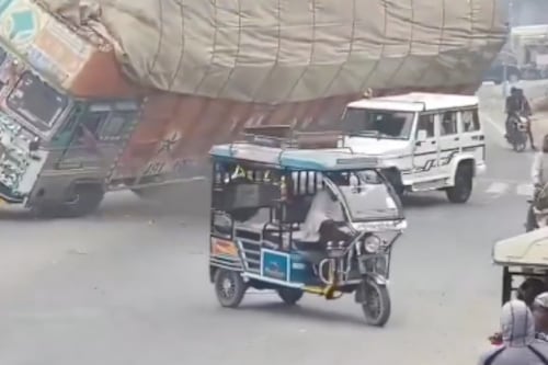 Video muestra cómo un camión cae sobre una camioneta y mata al conductor