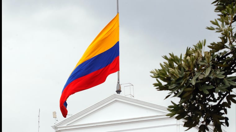 bandera izada a media asta en el Palacio de Carondelet por causa de luto
