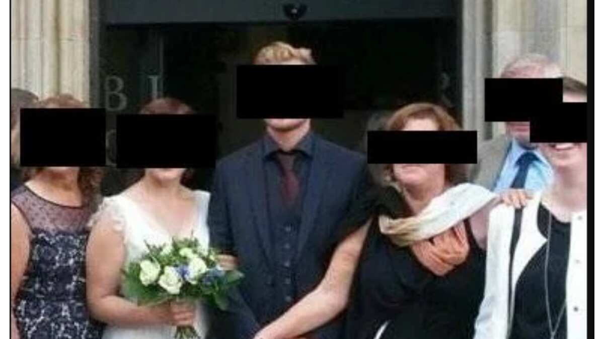 La madre no permitió que la esposa de su hijo le tomara la mano