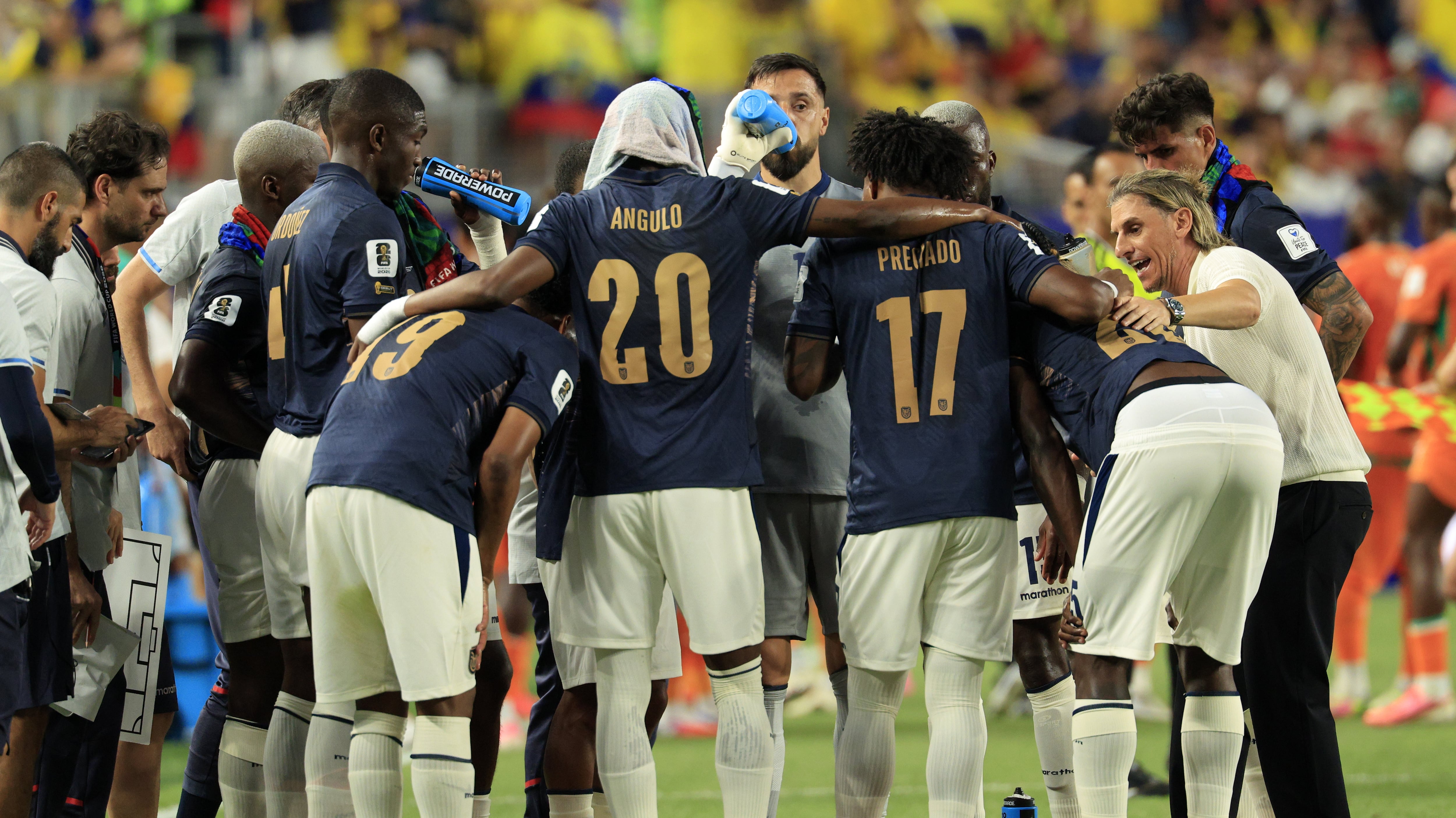 PHILADELPHIA (United States), 14/06/2026.- Ecuador's head coach Sebastian Beccacece (R) speaks to his players during the second hydration break of the FIFA World Cup 2026 group stage match Ivory Coast against Ecuador, in Philadelphia, Pennsylvania, USA, 14 June 2026. (Costa de Marfil, Filadelfia) EFE/EPA/SHAWN THEW