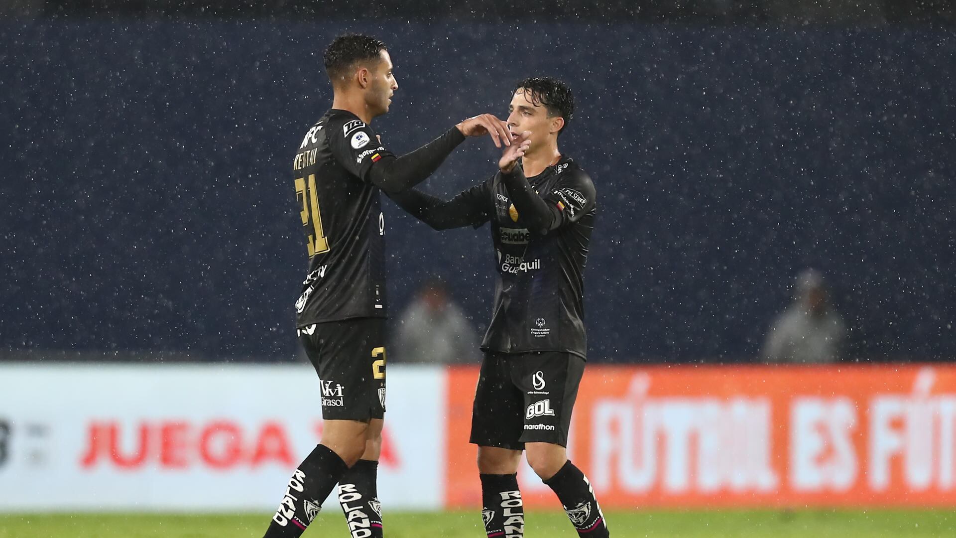 Lorenzo Faravelli y Previtali festejando la victoria ante Flamengo