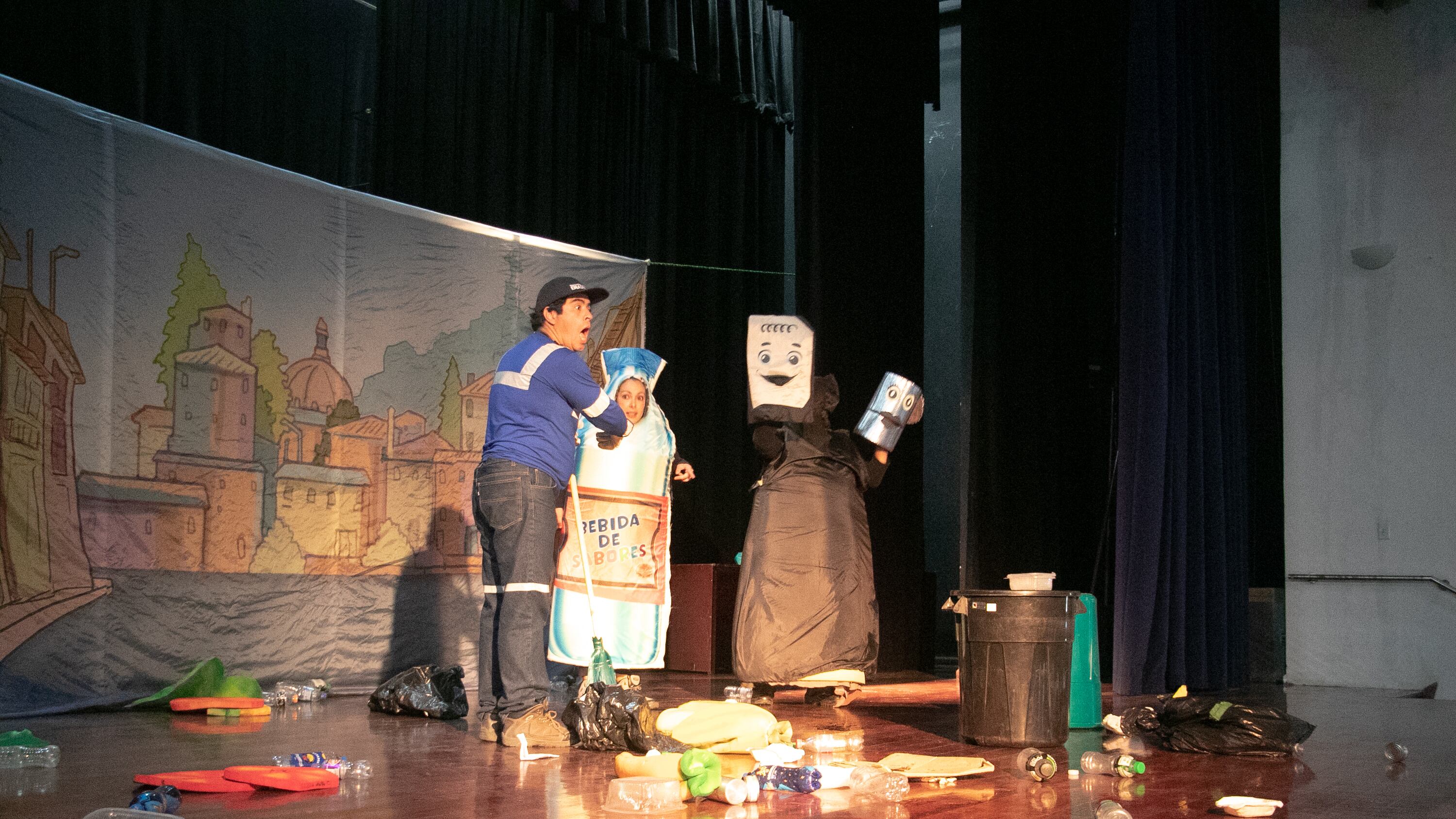 “HÉROES AZULES” CONCIENTIZAN SOBRE TRATAMIENTO DE RESIDUOS SÓLIDOS