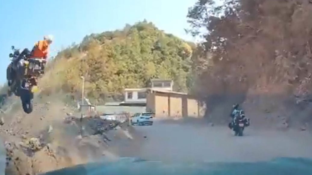 Motociclista pierde el control y cae a profundo barranco