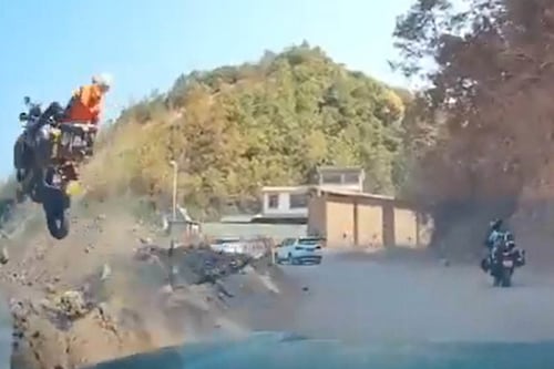 Motociclista pierde el control y cae a un profundo barranco