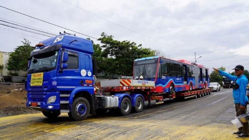 Unidad ET01 de la nueva flota de trolebuses camino a Quito