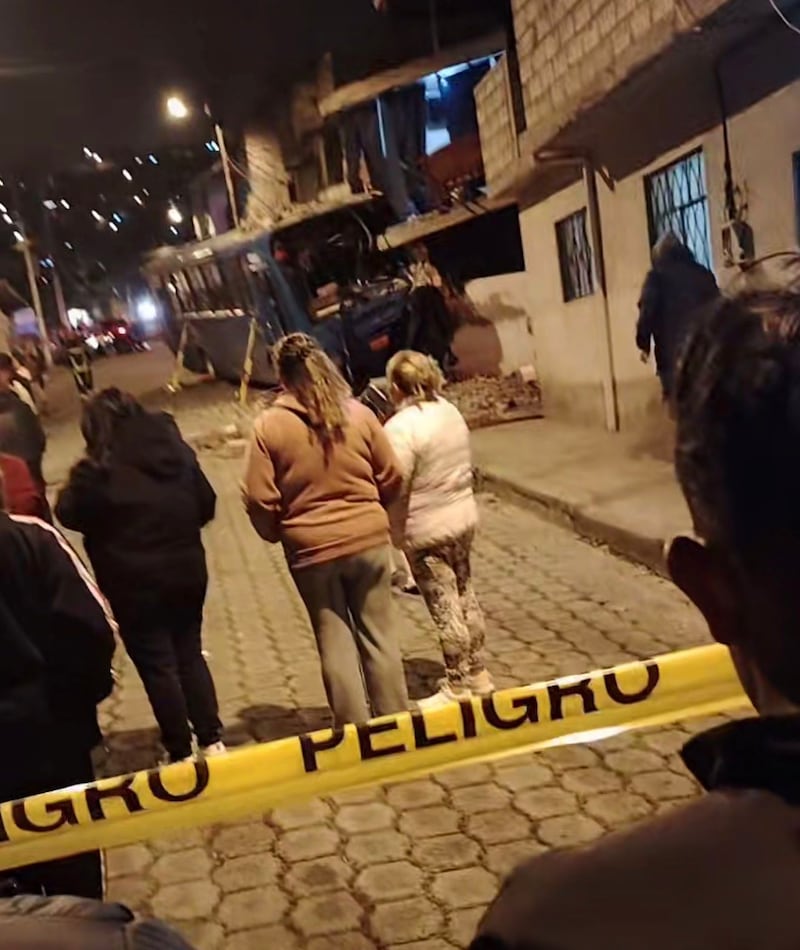 Accidente de bus en Quito deja una persona fallecida.