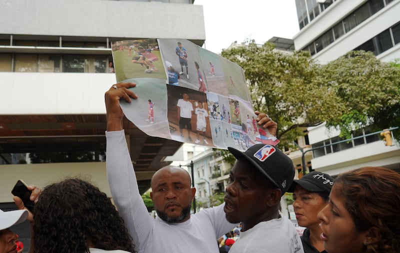 En los exteriores de la Fiscalía del Guayas, se concentraron activistas políticos, actores, personal de derechos humanos y familiares de los menores desaparecidos desde el 08 de diciembre. Ellos piden se esclarescan los hechos de la desaparición supuestamente en manos de personal militar
Fotos: César Muñoz/API