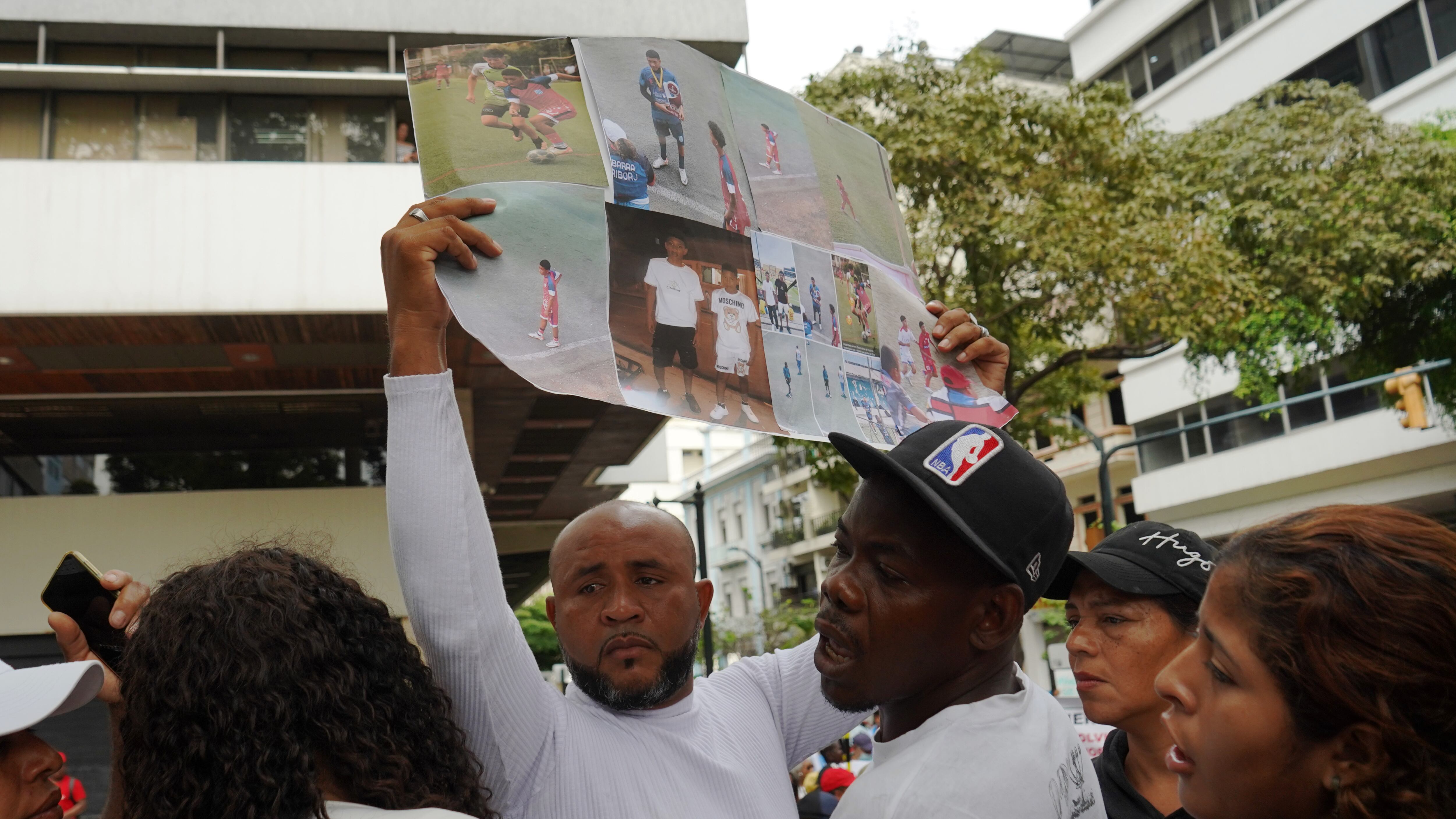 En los exteriores de la Fiscalía del Guayas, se concentraron activistas políticos, actores, personal de derechos humanos y familiares de los menores desaparecidos desde el 08 de diciembre. Ellos piden se esclarescan los hechos de la desaparición supuestamente en manos de personal militar
Fotos: César Muñoz/API
