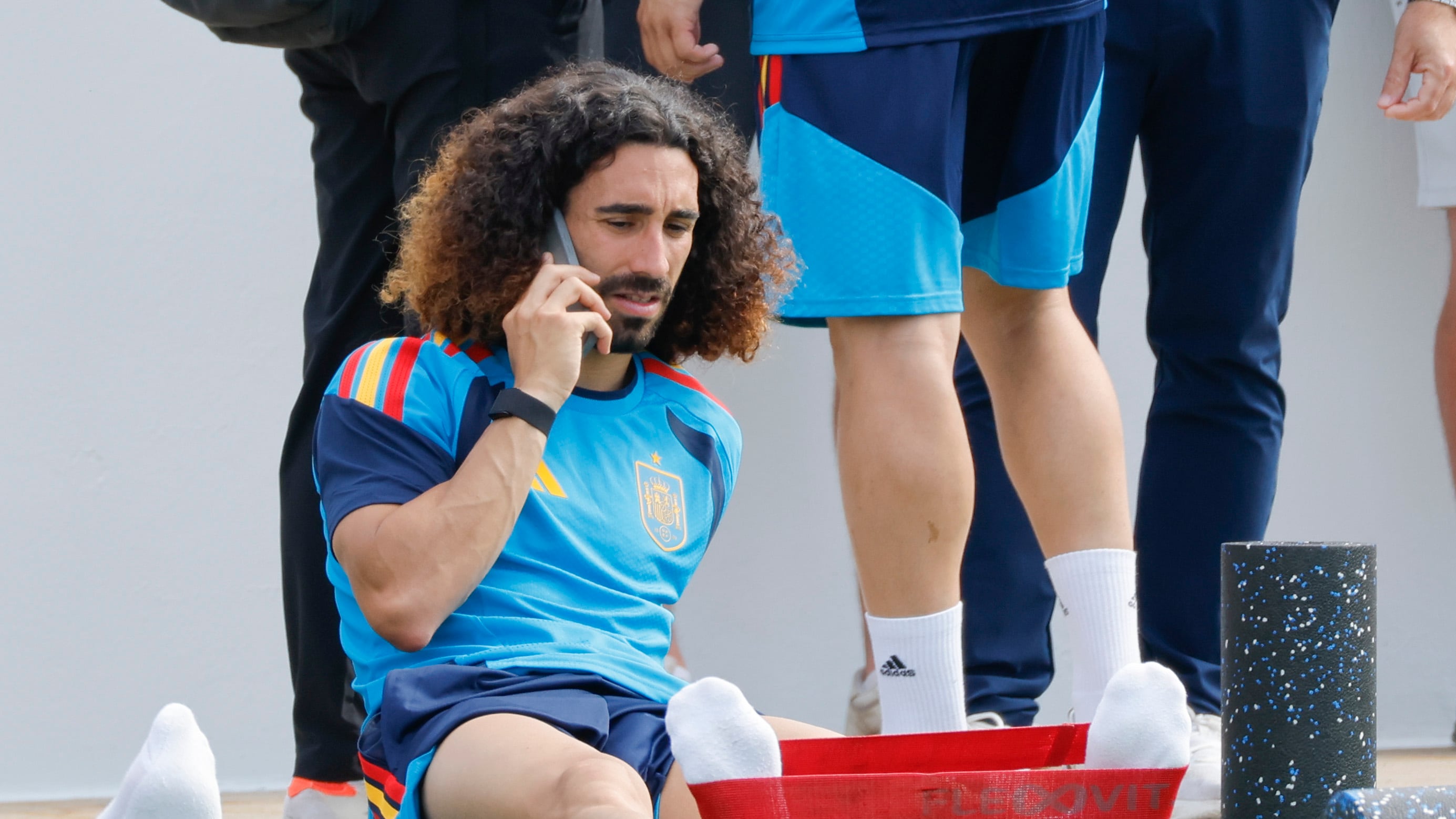 GR7229. ATLANTA (ESTADOS UNIDOS), 14/06/2026.- Marc Cucurella de España habla por teléfono en un entrenamiento este domingo en Atlanta (Estados Unidos). EFE/ Lavandeira Jr