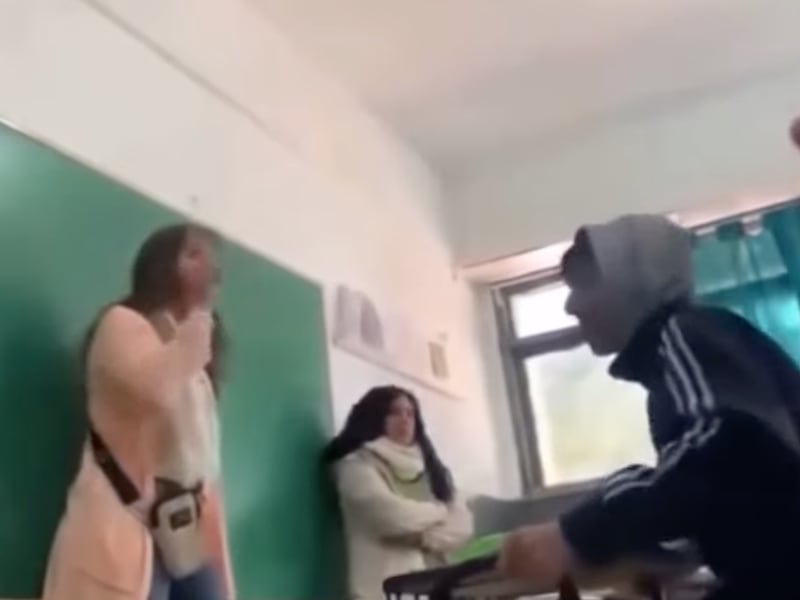 “¡Basta!”: Directora pierde la paciencia con alumnos indisciplinados y el video se volvió viral