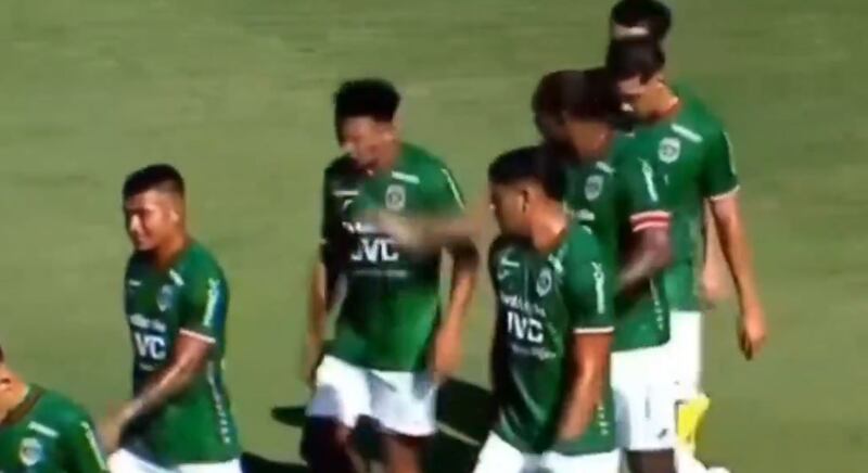 Futbolista abofeteó a su compañero en plena cancha y le dejó gran marca