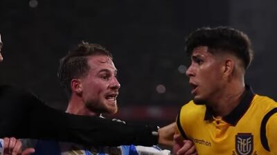 Piero Hincapié responde a Mac Allister tras cruce en Ecuador vs Argentina.