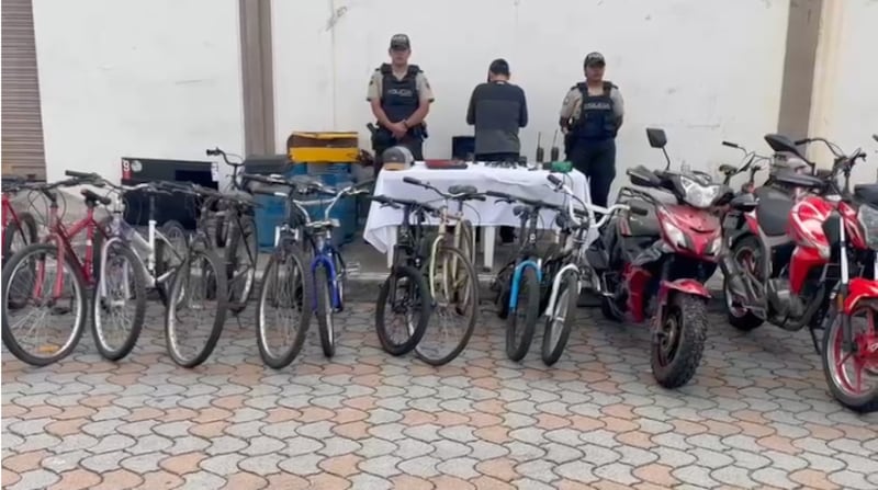 Policía halla bicicletas, motos y documentos robados en inmueble de Carcelén; aprehenden a sospechoso con siete antecedentes