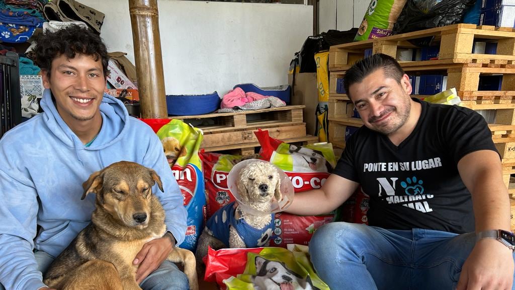 Más de 30 perritos se benefician con la donación de Supermercados AKÍ