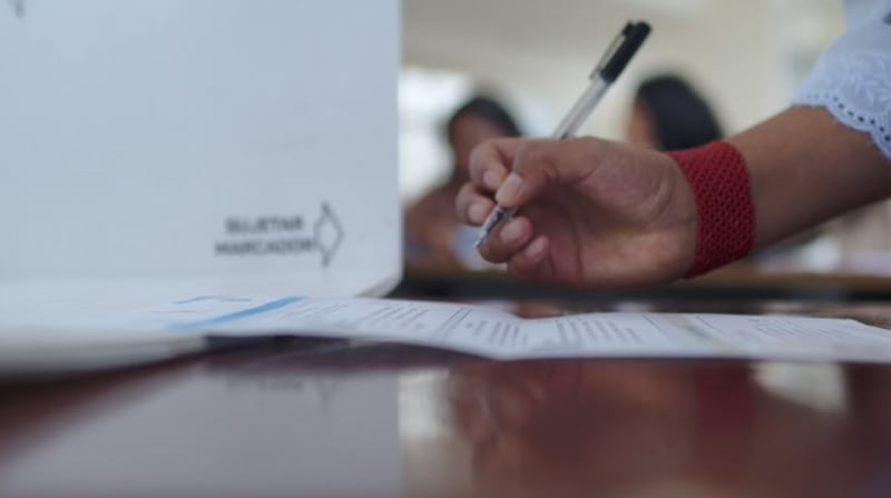 Militares supervisan el cumplimiento de las normas electorales dentro del recinto en Cuenca.