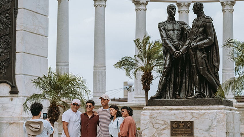 Miles de ciudadanos y turistas recorrieron los principales espacios públicos de la ciudad
