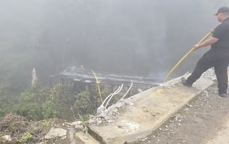 Bus interprovincial cayó a un abismo y se incendió en la vía Cuenca–Molleturo.