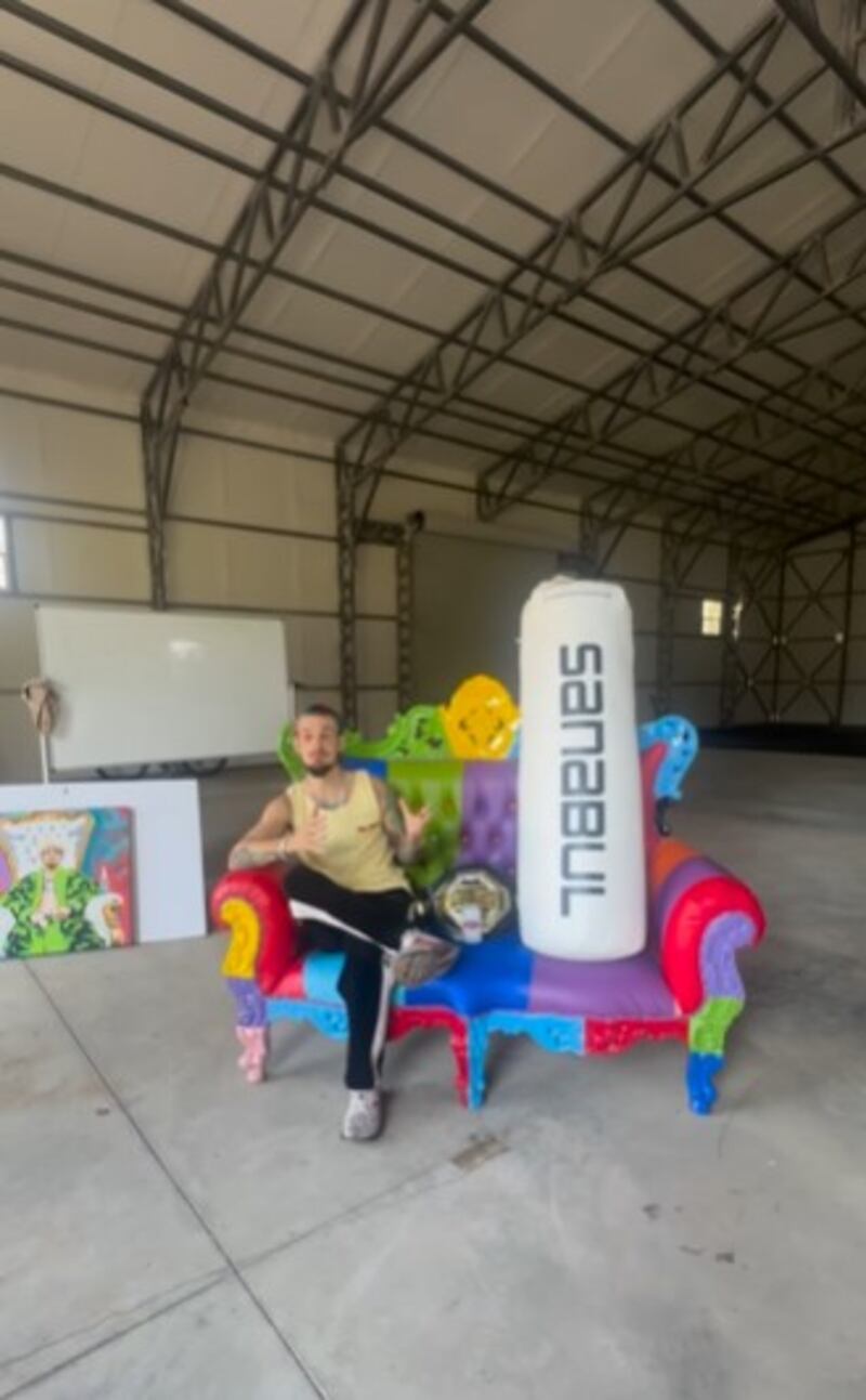 Burla de Sean O'Malley con Chito Vera