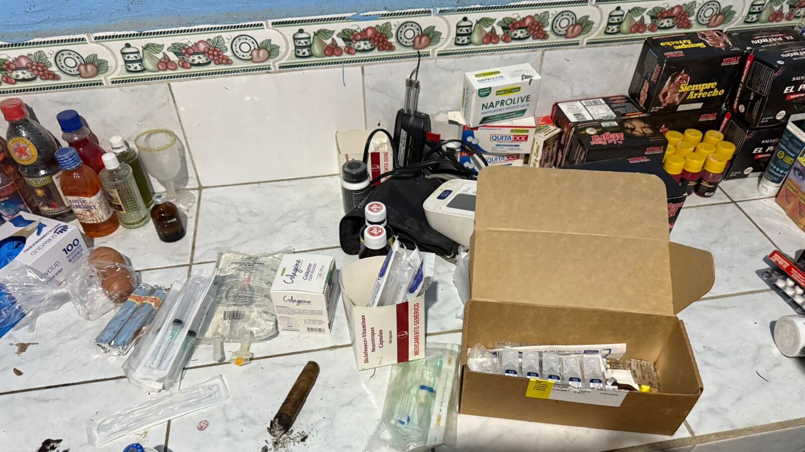 Clausuran consultorio clandestino en Limón Indanza con productos irregulares y jeringuillas reutilizadas.